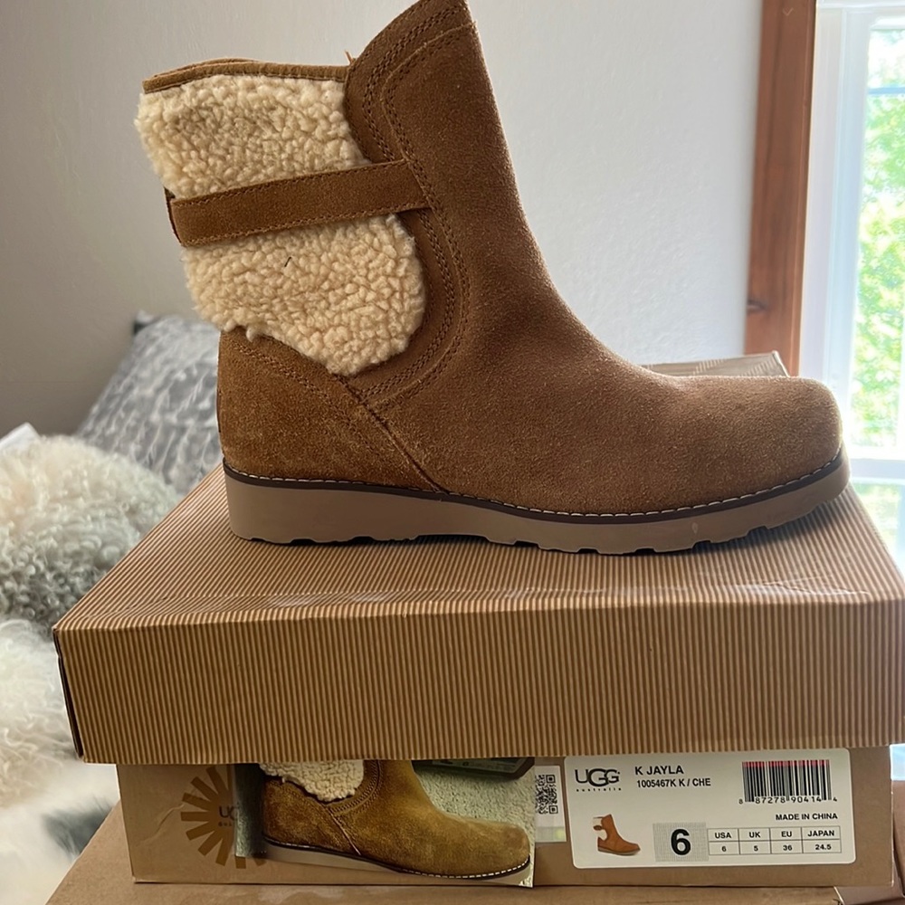 UGG NIB child size 6 will fit women size 8 Jayla boot